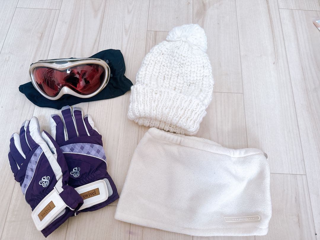 スキーウェアセット 紫色のチェック柄 手袋、ゴーグル、ニット帽、ネックウォーマー