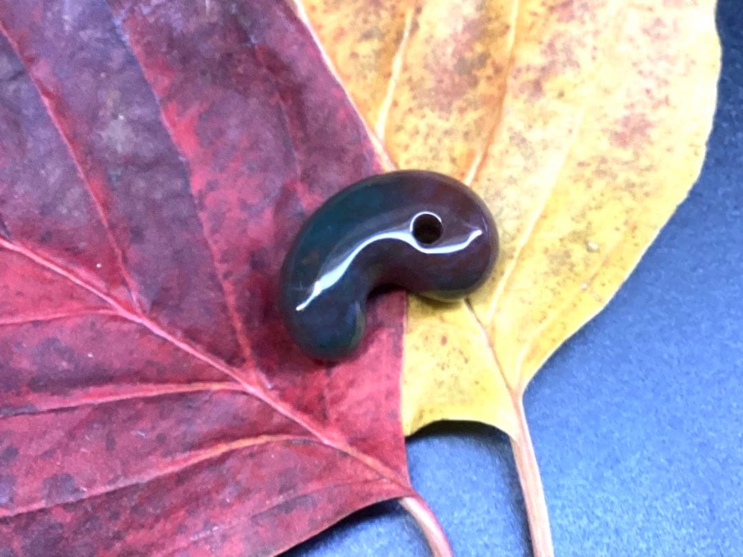 50年前の伊勢青石 コレクション　赤茶【ヘマタイト】　レア勾玉鑑別書無しの安価‼️