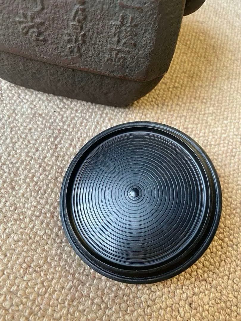 鉄山在銘　小さい鉄瓶　焼蓋付