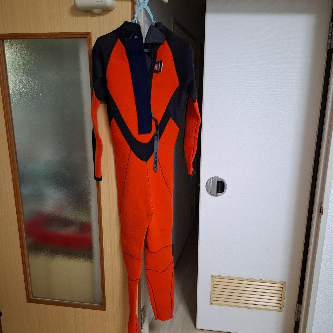 裏地オレンジ、黒とグレーのセミドライスーツ MLサイズ