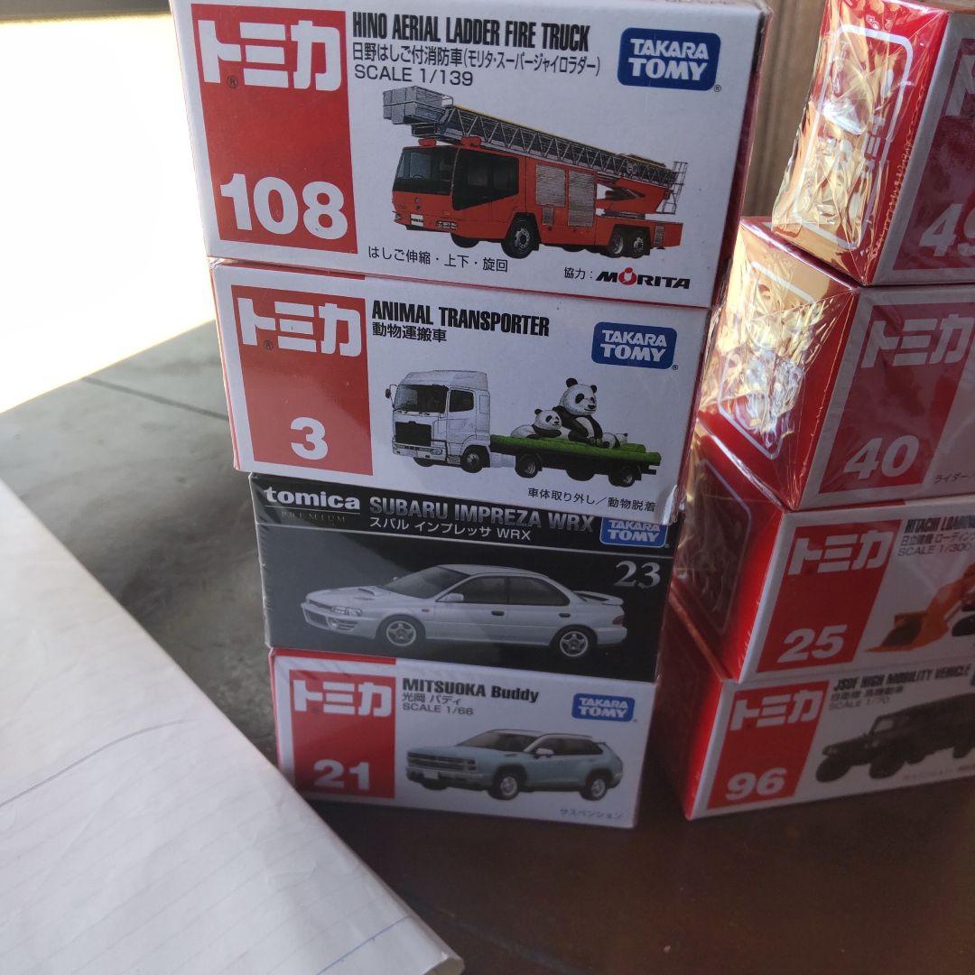 トミカの車8こ