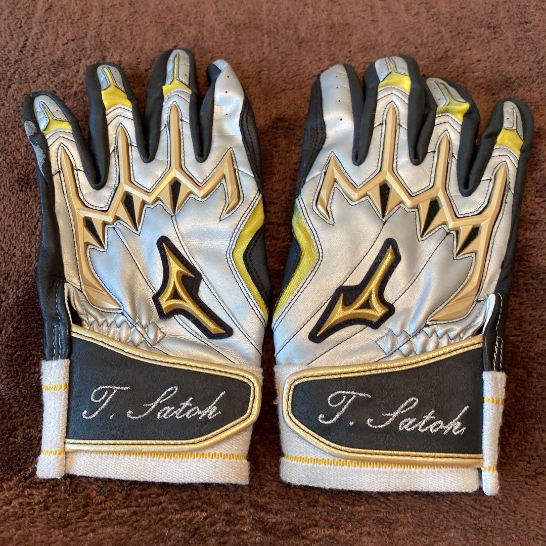 佐藤　都志也　選手　実使用バッティンググローブ