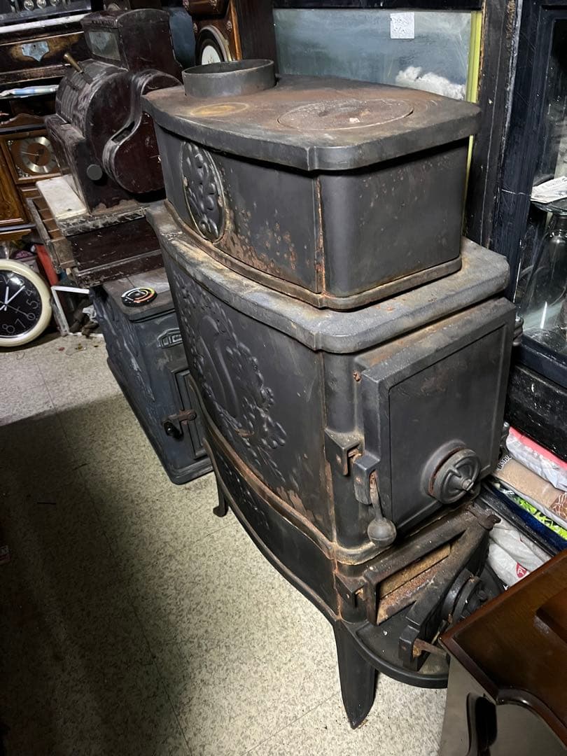 Z unkomモルソー薪ストーブ2／2 リスのトレードマーク 、本体の上