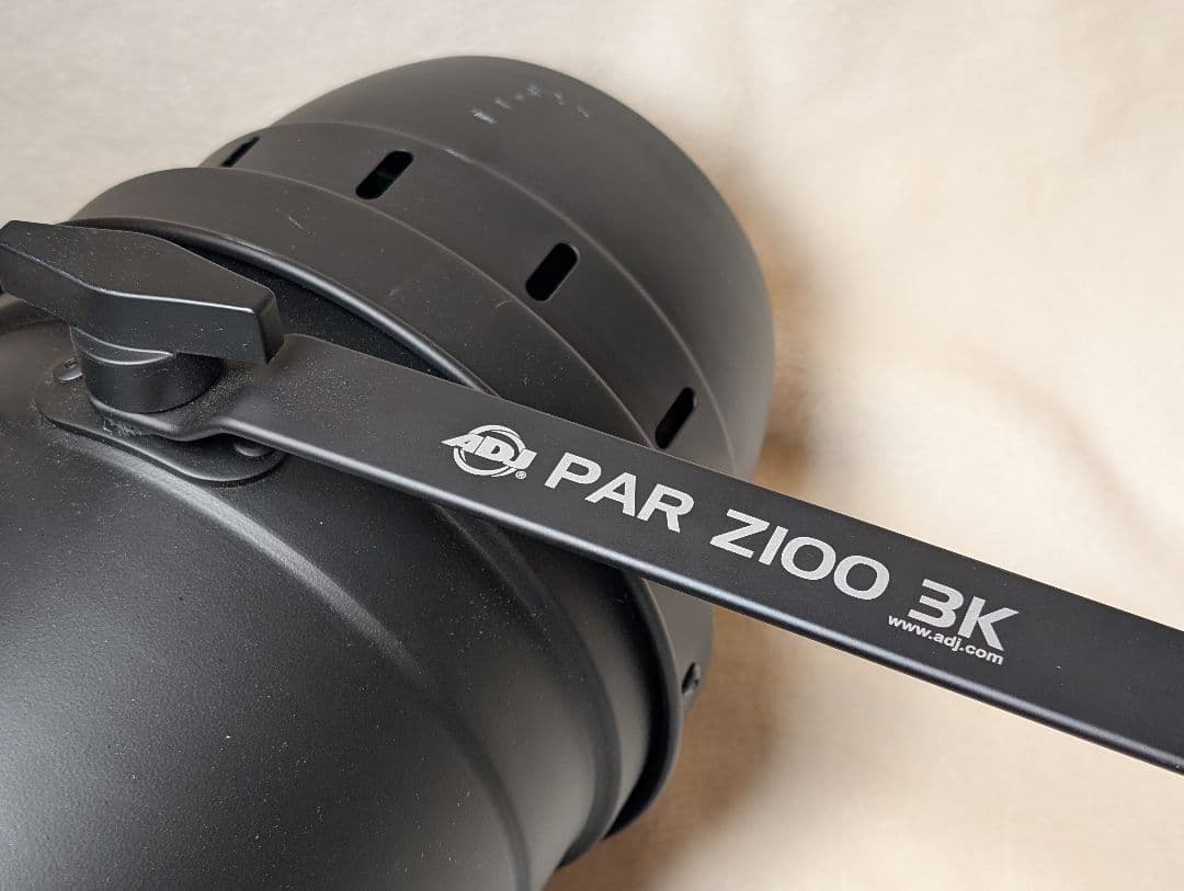 ①American DJ PAR Z100 3K スポットライト