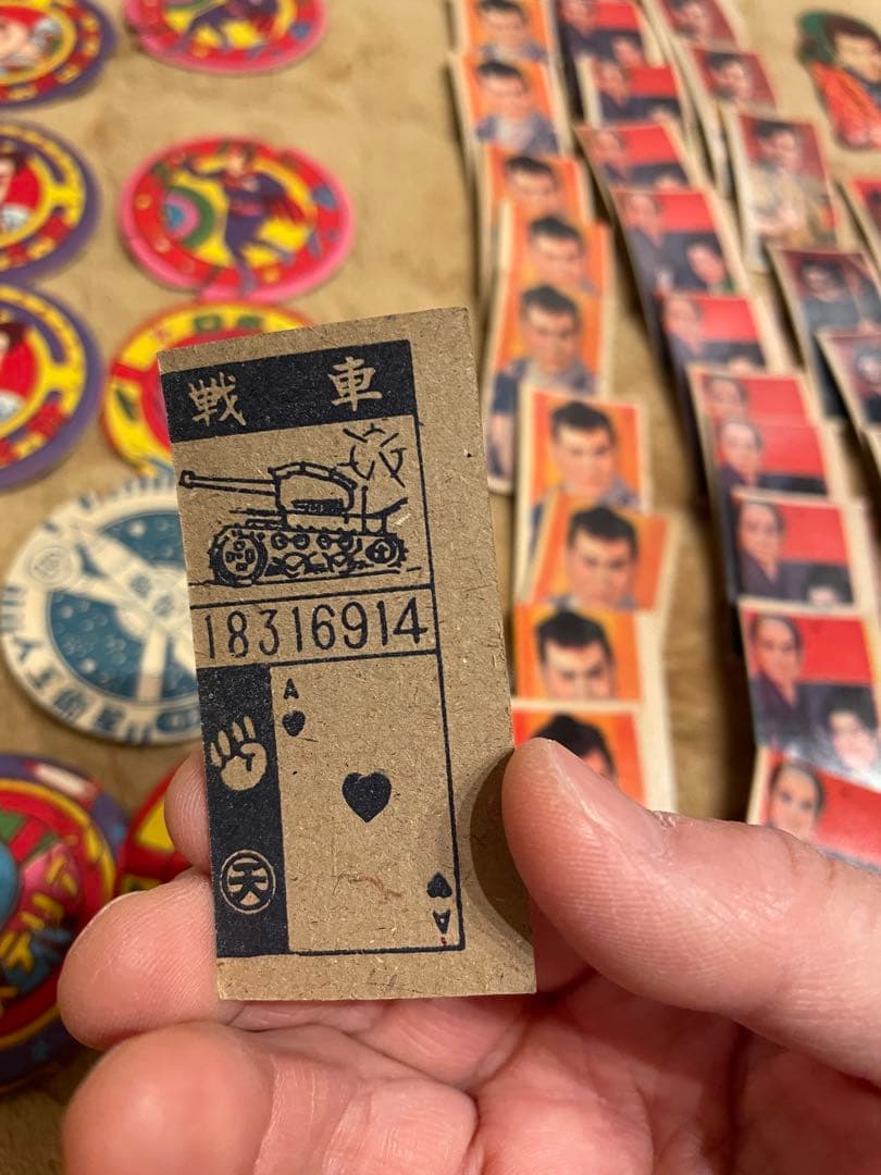 アンティーク、メンコセット カラフルキャラクターイラスト入り（全64枚）