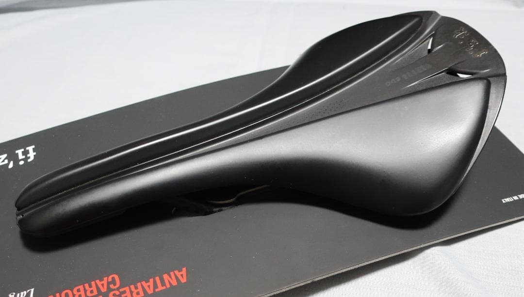 フィジーク Antares R1 Versus Evo サドル LARGE