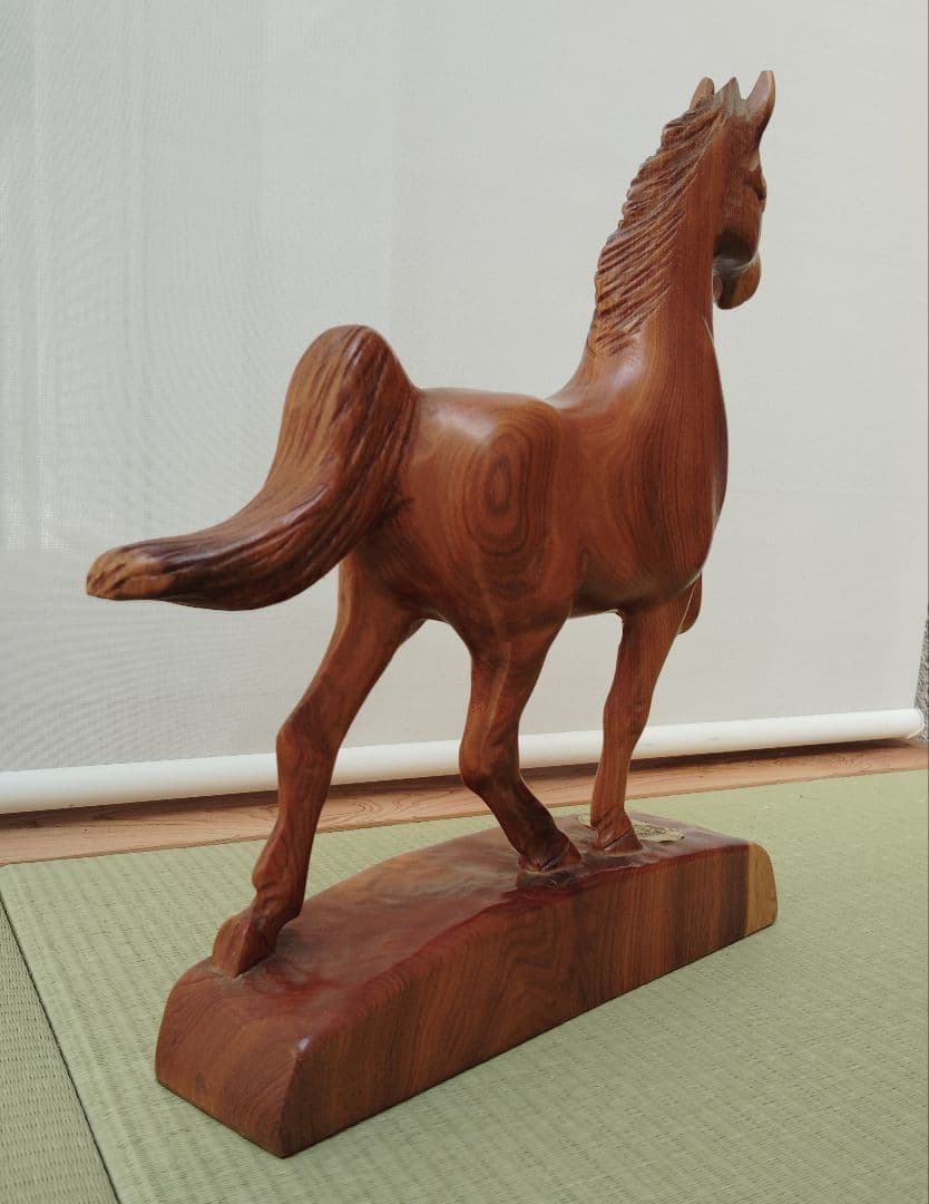 馬の木彫りの置物