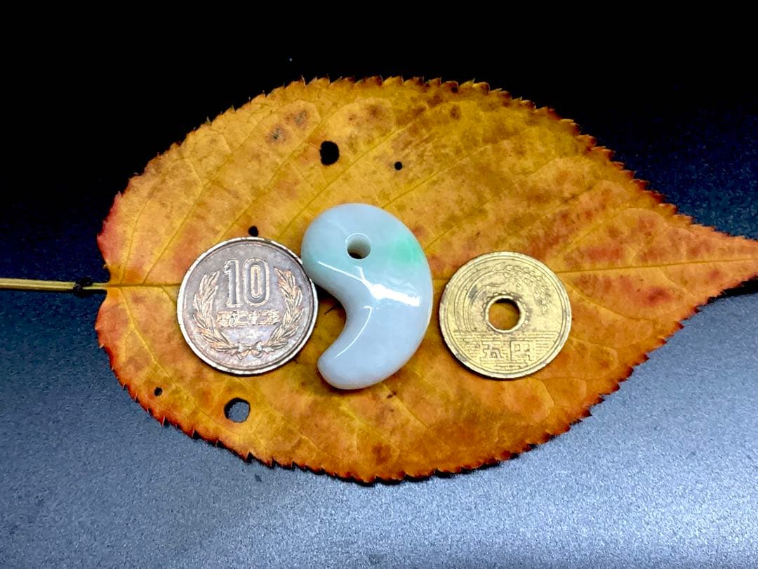 ✳premium一流の勾玉　コレクションレベルです‼️糸魚川翡翠淡いラベンダー入り