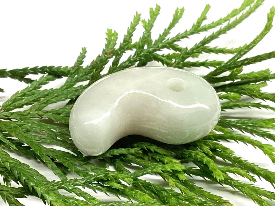 ✳premium一流の勾玉　コレクションレベルです‼️糸魚川翡翠淡いラベンダー入り