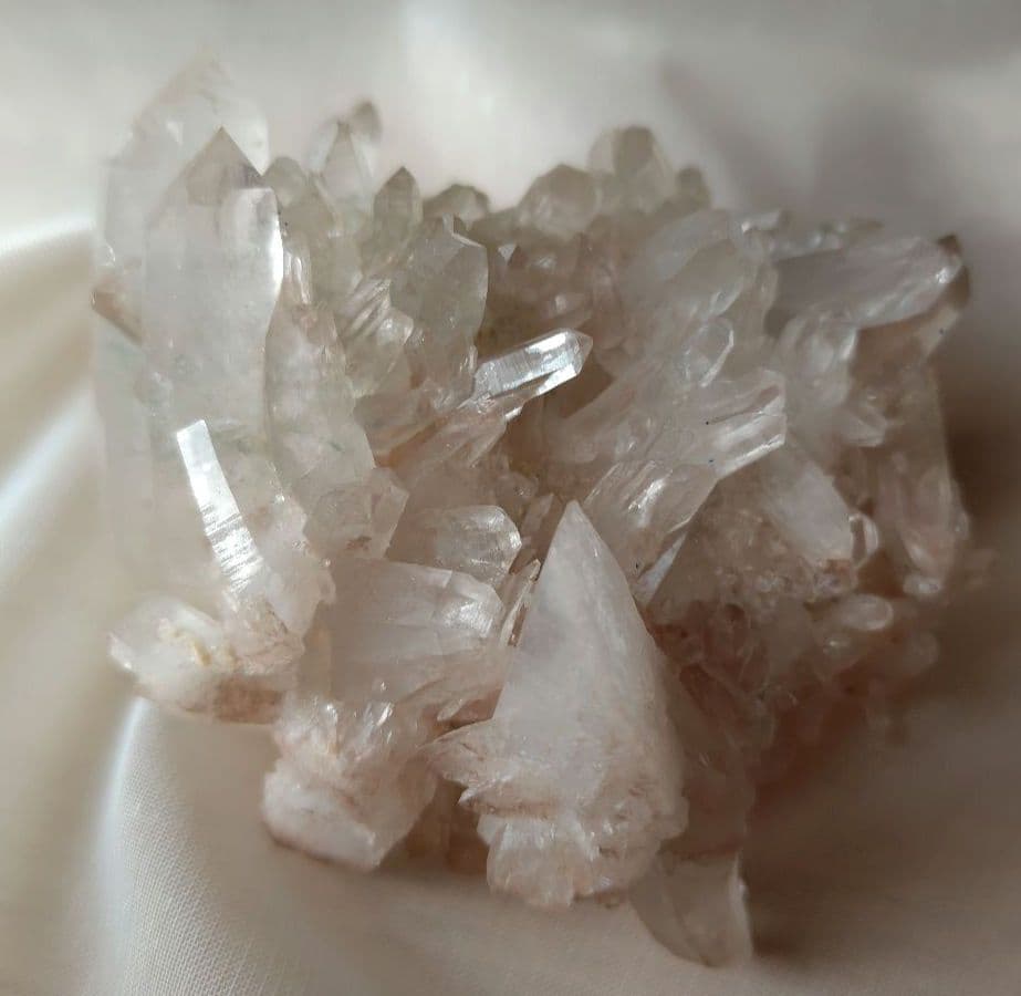 薔薇と棘＊虹入り マニカラン産ピンククォーツ&グリーンファントム DTクラスター