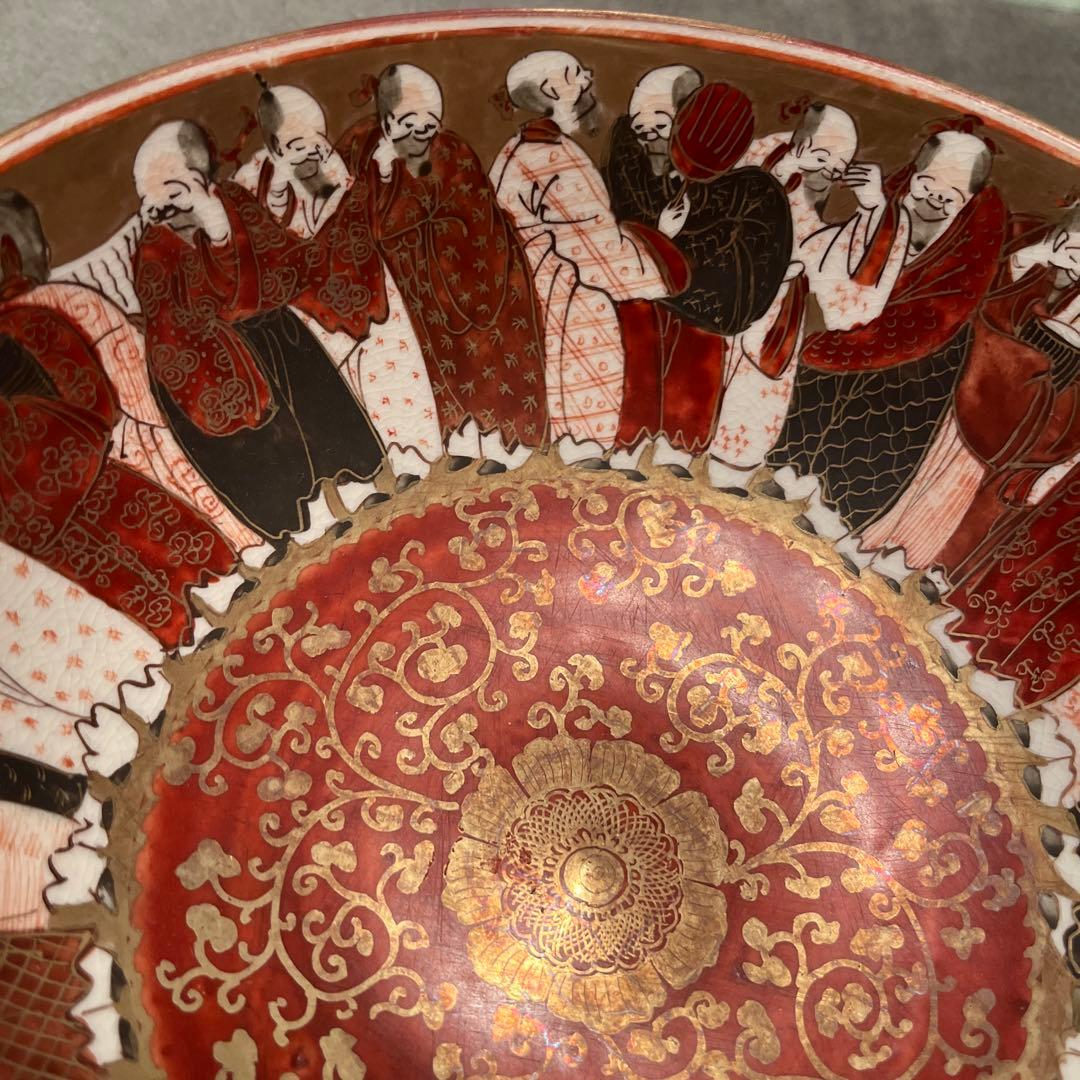 赤地の金装飾陶器皿　中国賢者図