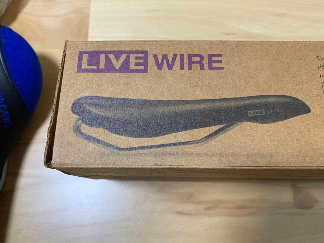 Velo Live Wire suspension サドル 黒/青