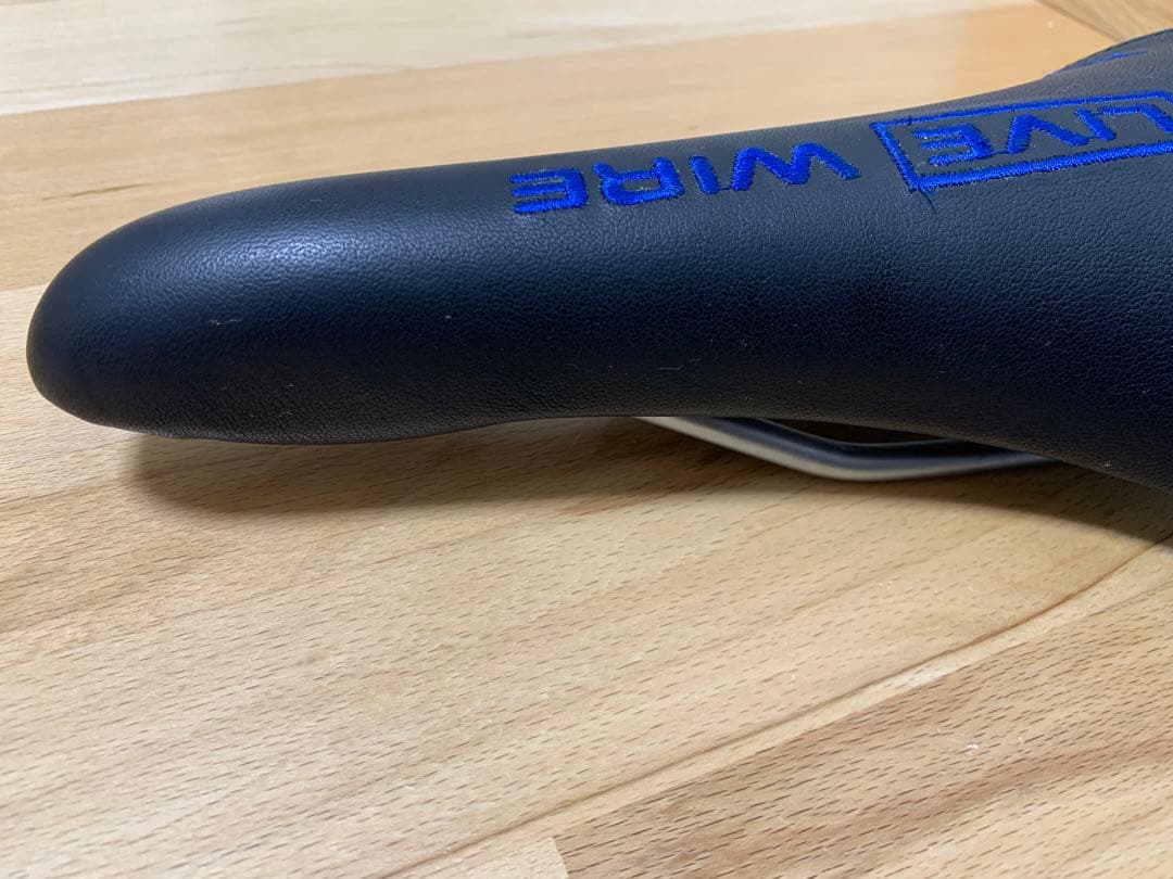 Velo Live Wire suspension サドル 黒/青