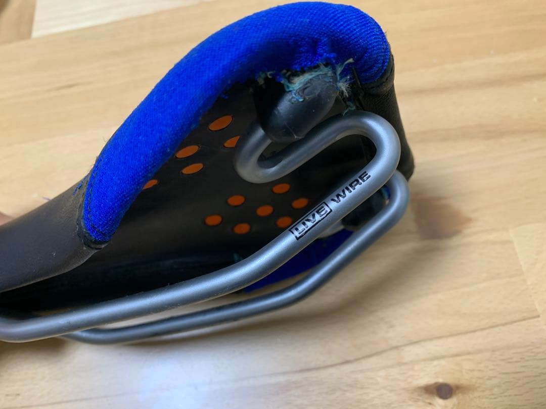 Velo Live Wire suspension サドル 黒/青