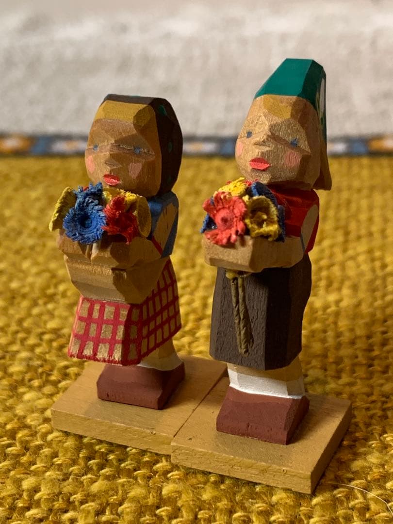 ドイツ製　エルツ山地　ヘルビッヒ工房　木製人形ザイフェン　花を持つ男女の子ペア！