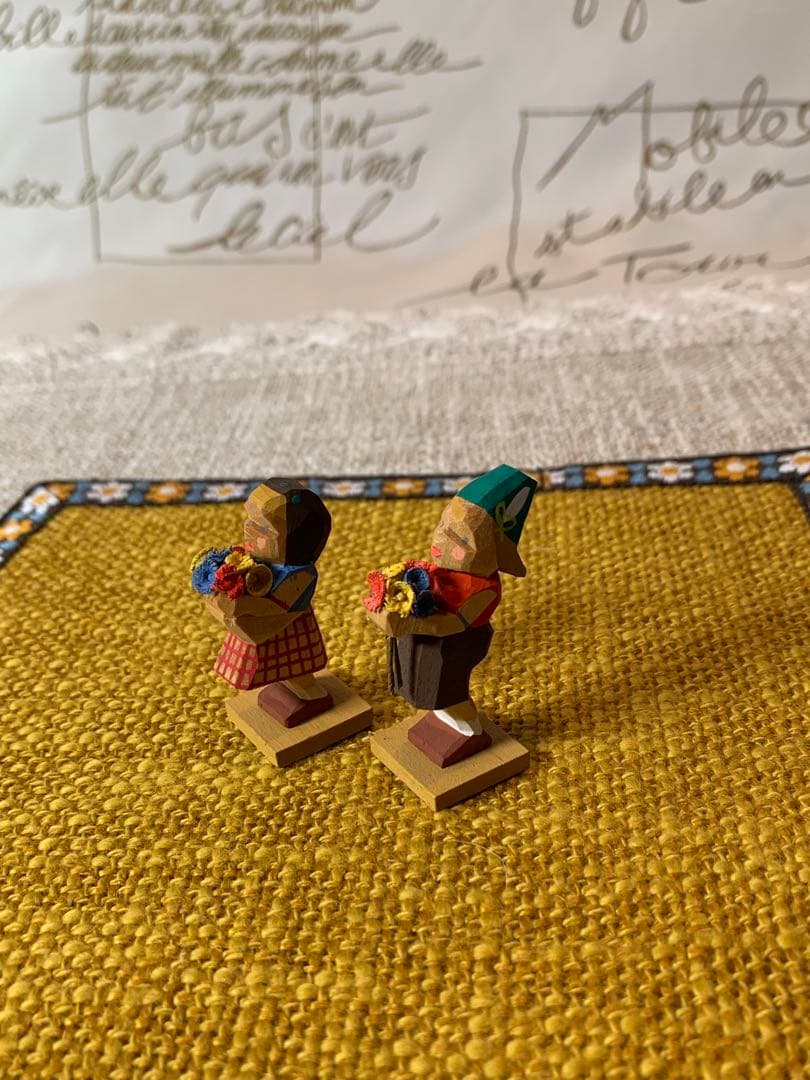 ドイツ製　エルツ山地　ヘルビッヒ工房　木製人形ザイフェン　花を持つ男女の子ペア！