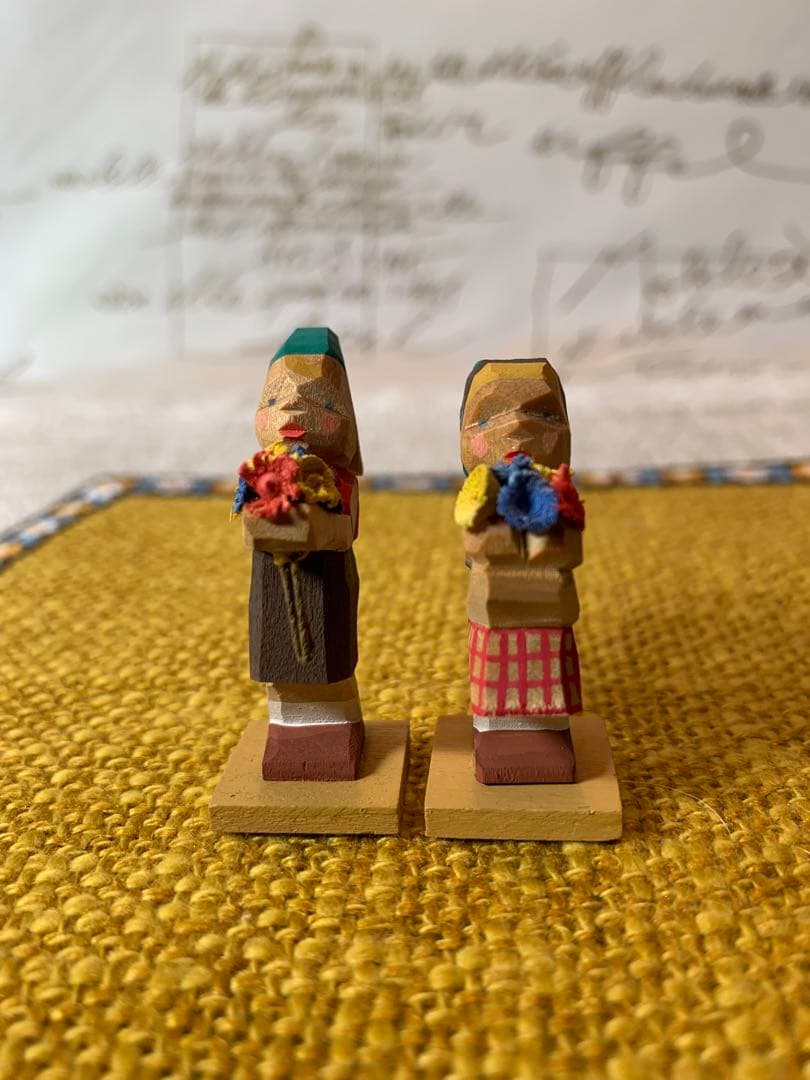 ドイツ製　エルツ山地　ヘルビッヒ工房　木製人形ザイフェン　花を持つ男女の子ペア！