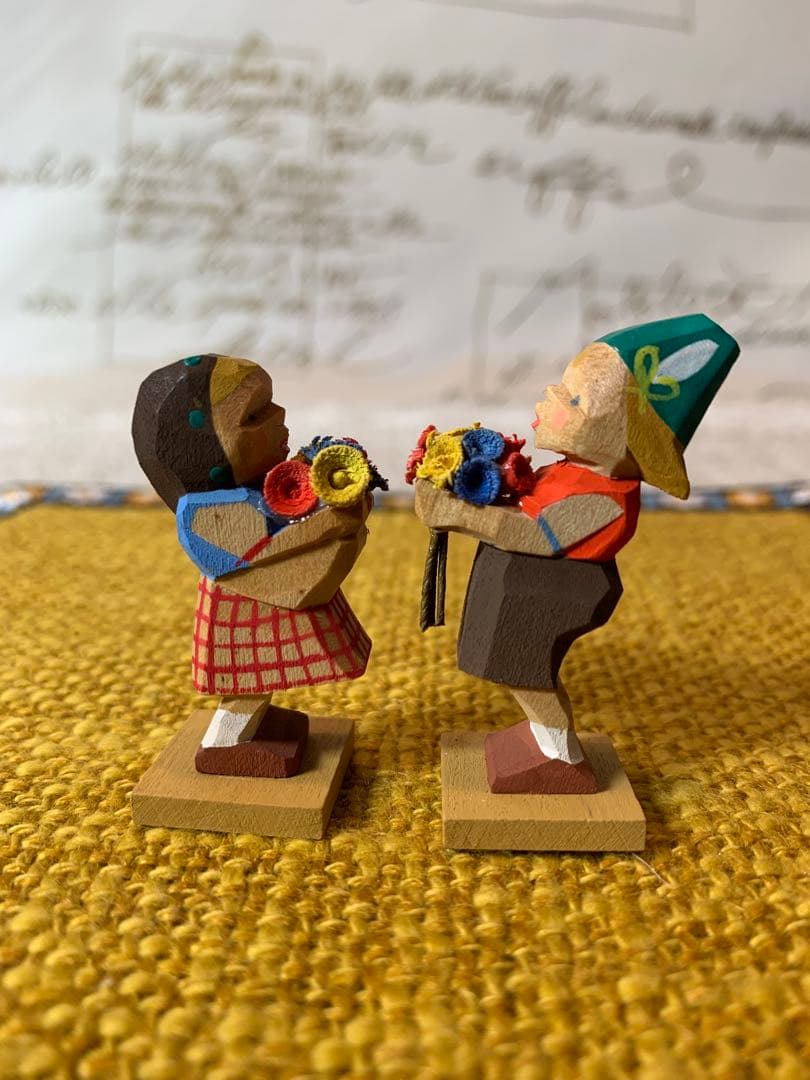 ドイツ製　エルツ山地　ヘルビッヒ工房　木製人形ザイフェン　花を持つ男女の子ペア！