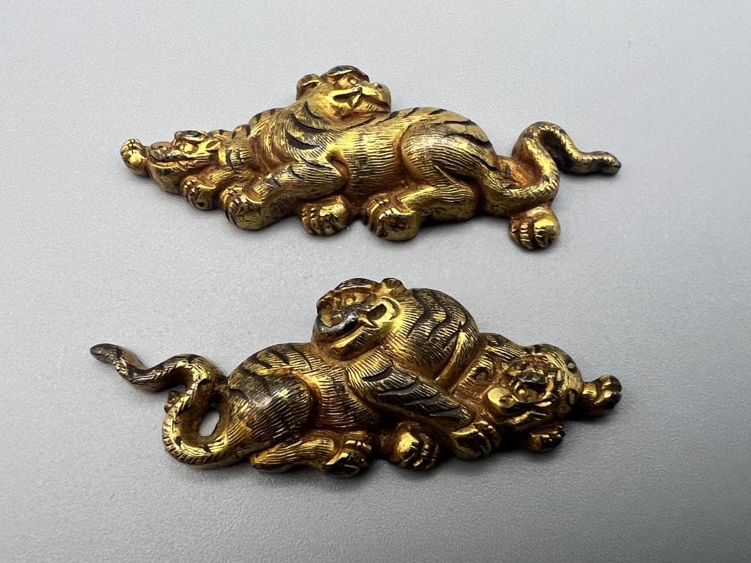 【海】江戸明治金工　虎親子　手彫　目貫一体　銅製鍍金　骨董品　専用箱付
