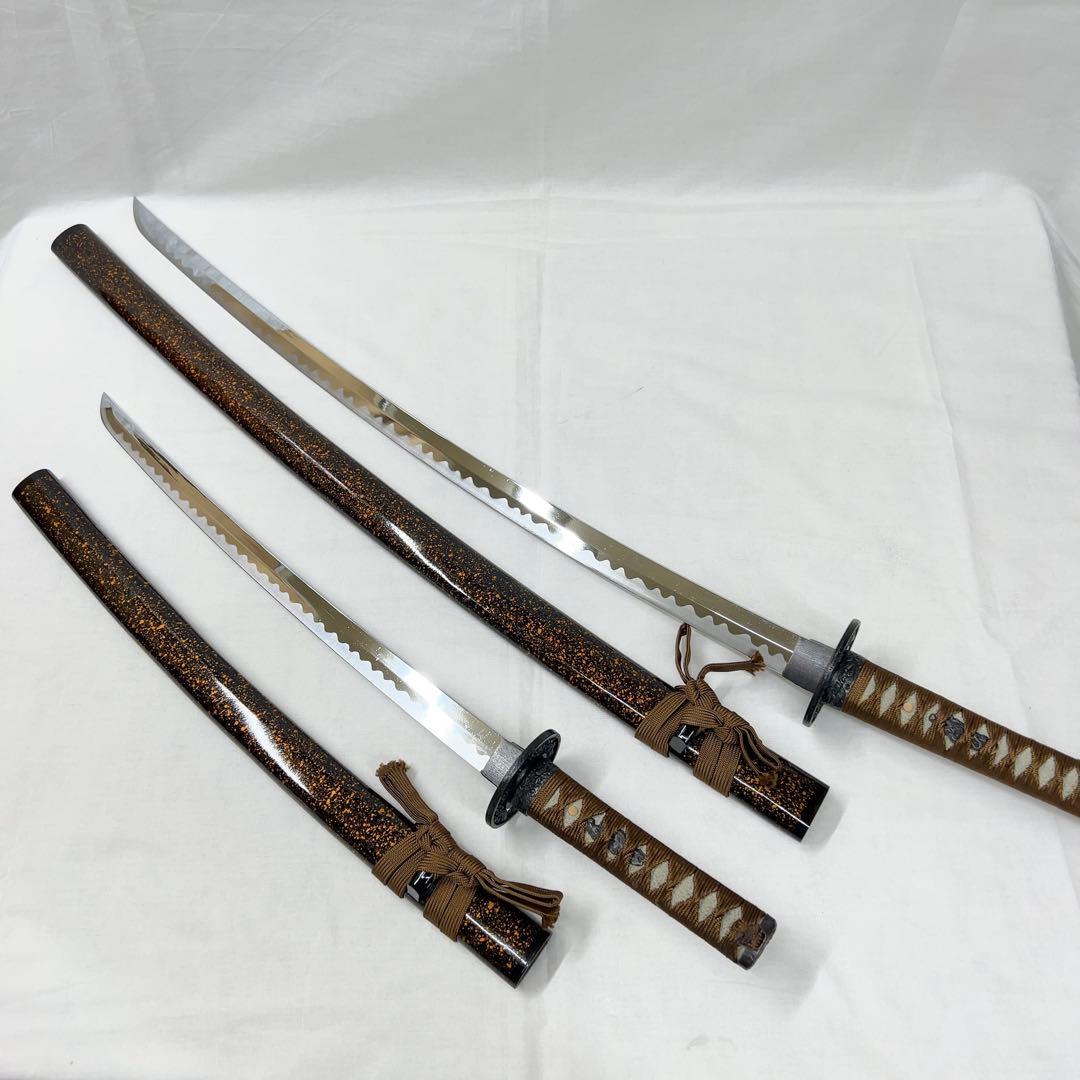 模造刀 二本差し 太刀 脇差 龍鍔 透かし 梨地塗 鞘 互の目 刃紋 高級