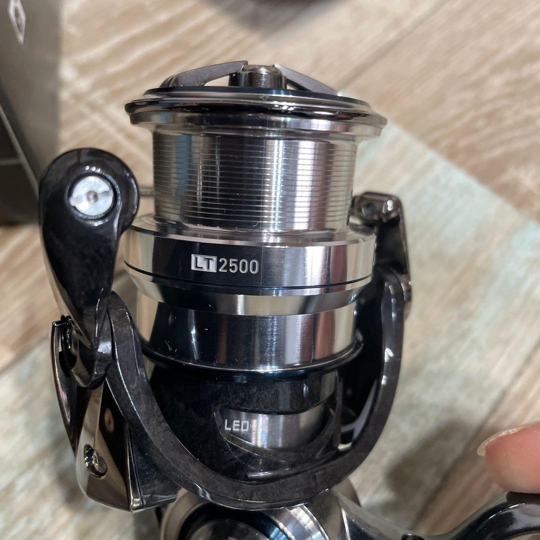 DAIWA 18EXIST LT2500リール ケース付き