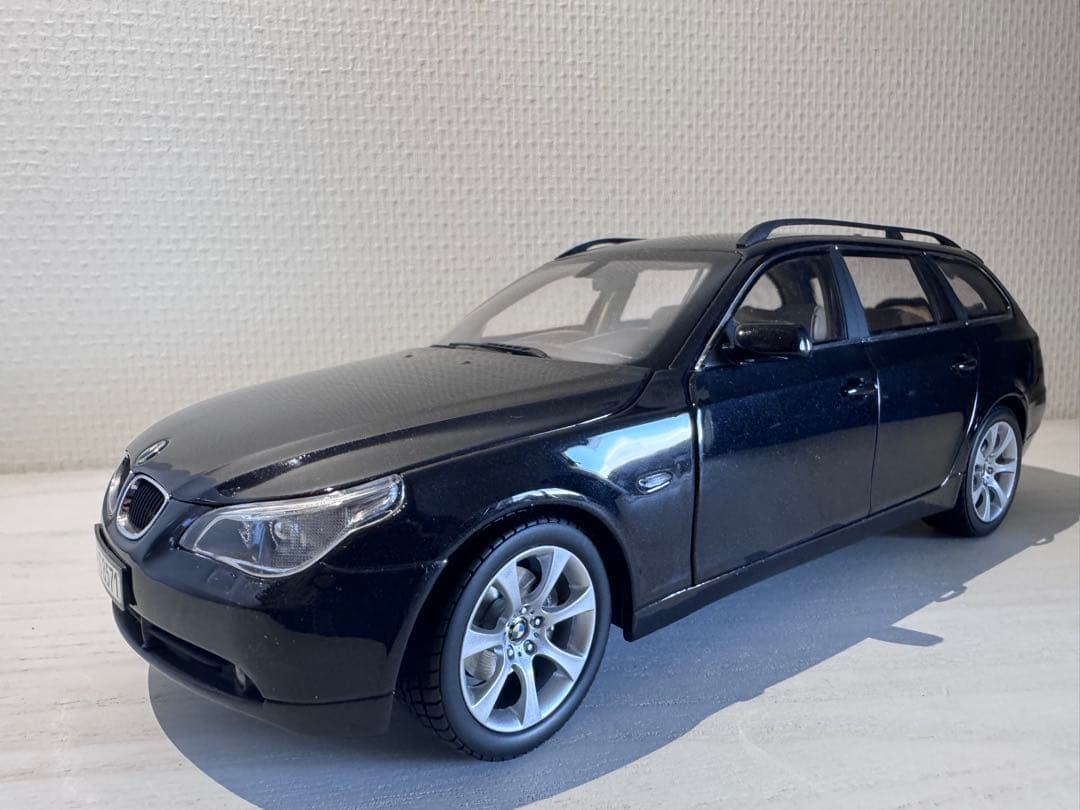  5シリーズ ツーリング ミニカー ブラック
