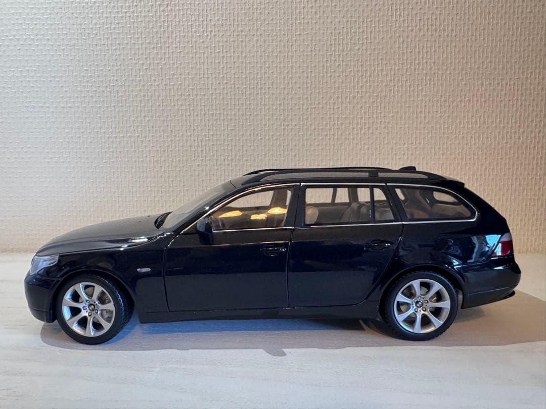  5シリーズ ツーリング ミニカー ブラック