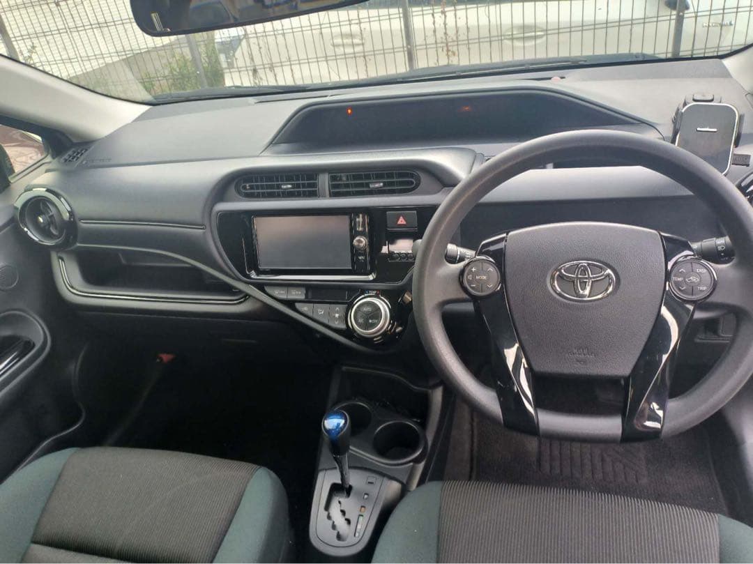 トヨタ アクアハイブリッド低走行大阪府