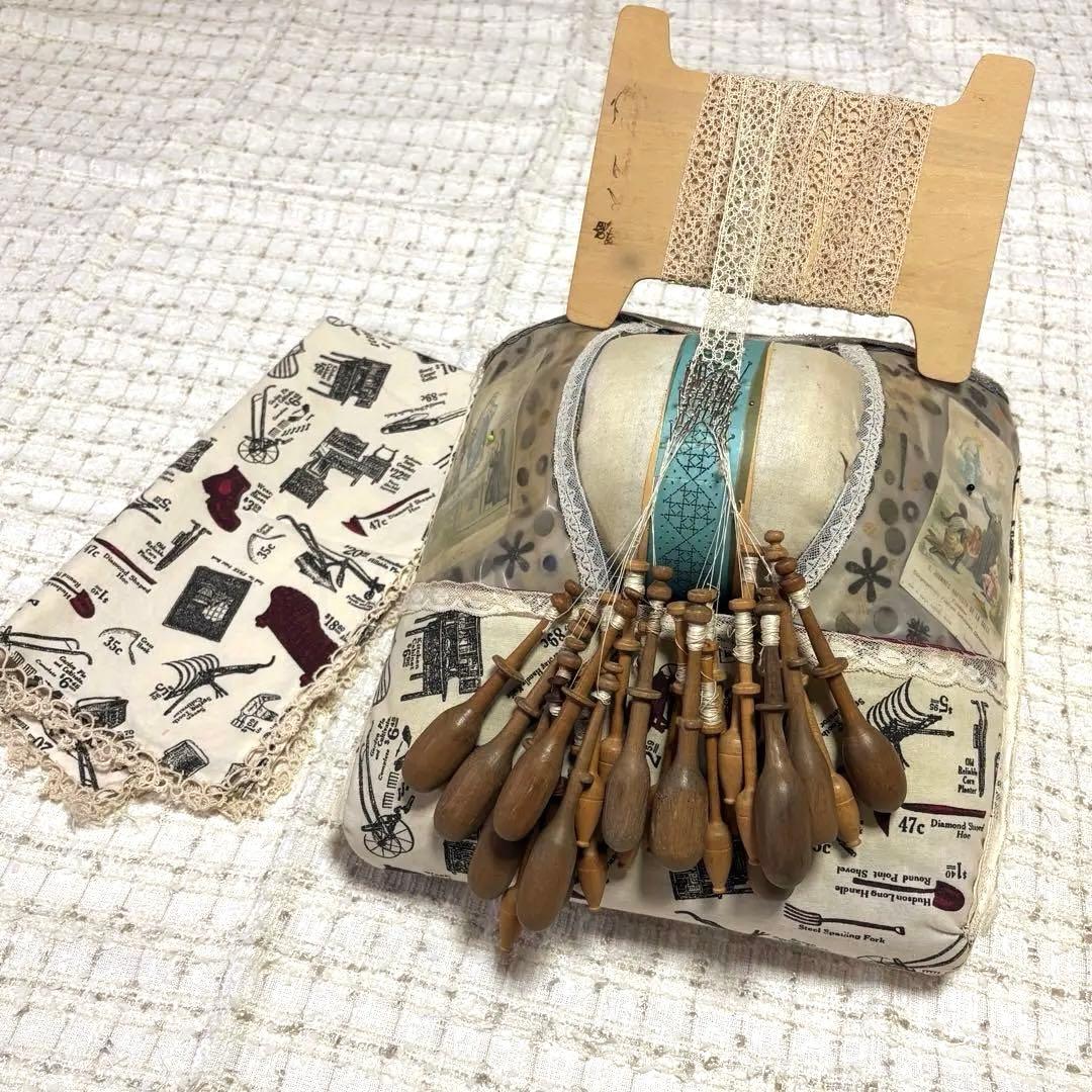 ボビンレース　ローラーピロー　クッサン　レース・木製ボビン付き　アンティーク