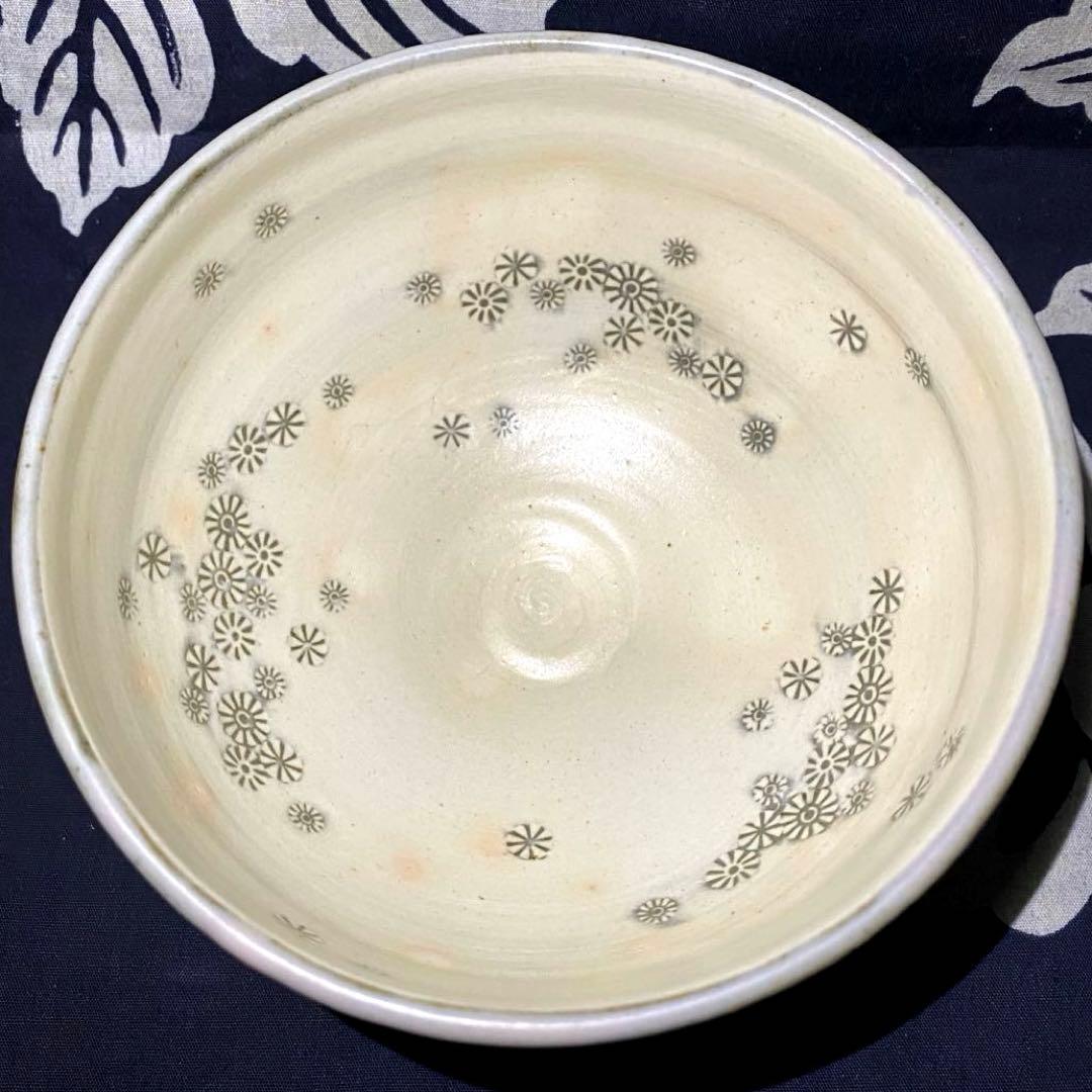 韓国人間国宝　松南申相浩　刷毛目花紋茶碗　釜谷陶房　花三島　共箱・陶歴・覚書有り