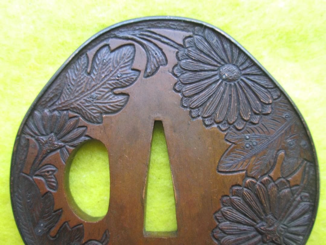 江戸期作　京都金工作　銅地お多福形鍔　菊の図　赤銅覆輪　鋤出し彫り