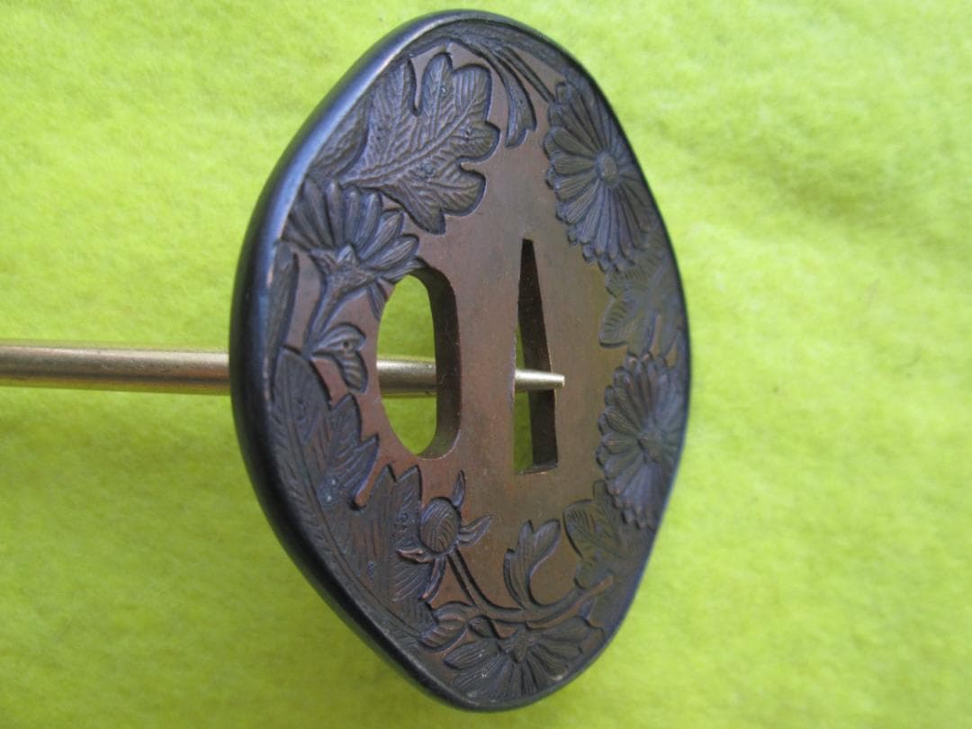 江戸期作　京都金工作　銅地お多福形鍔　菊の図　赤銅覆輪　鋤出し彫り