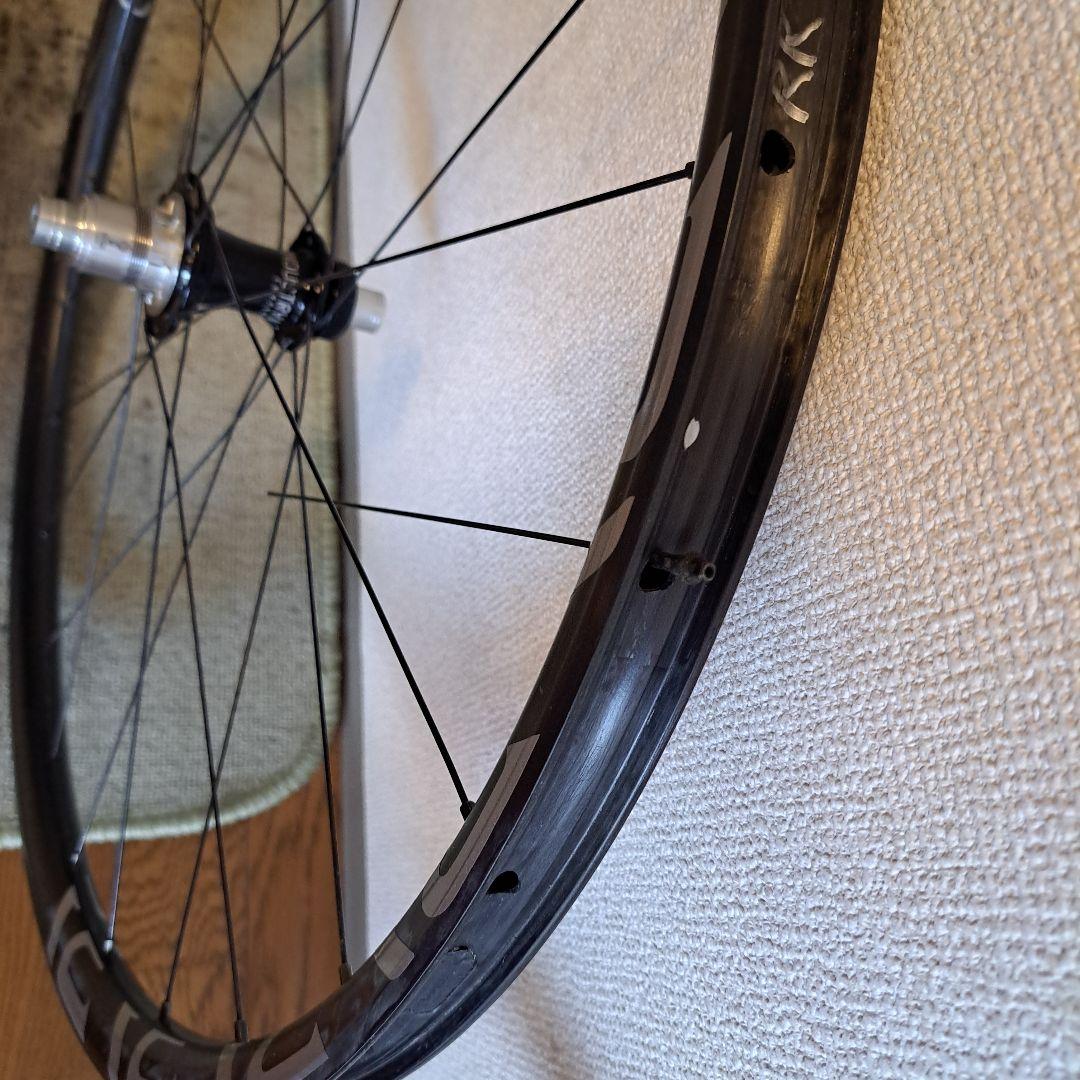 REVEL BIKE RW23カーボングラベルホイール リアスポーク１本折れ