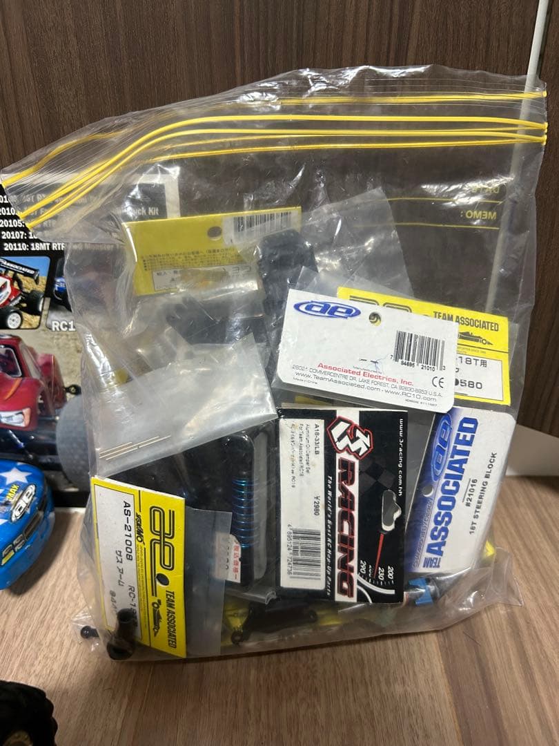 フルカスタム　アソシエイテッド　rc18mt モンスタートラック　スペアパーツ付