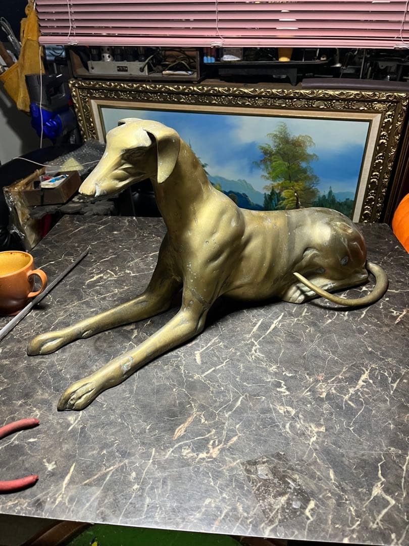犬の置物　イングリッシュグレイハウンド　 真鍮製、オブジェ　真鍮製の犬