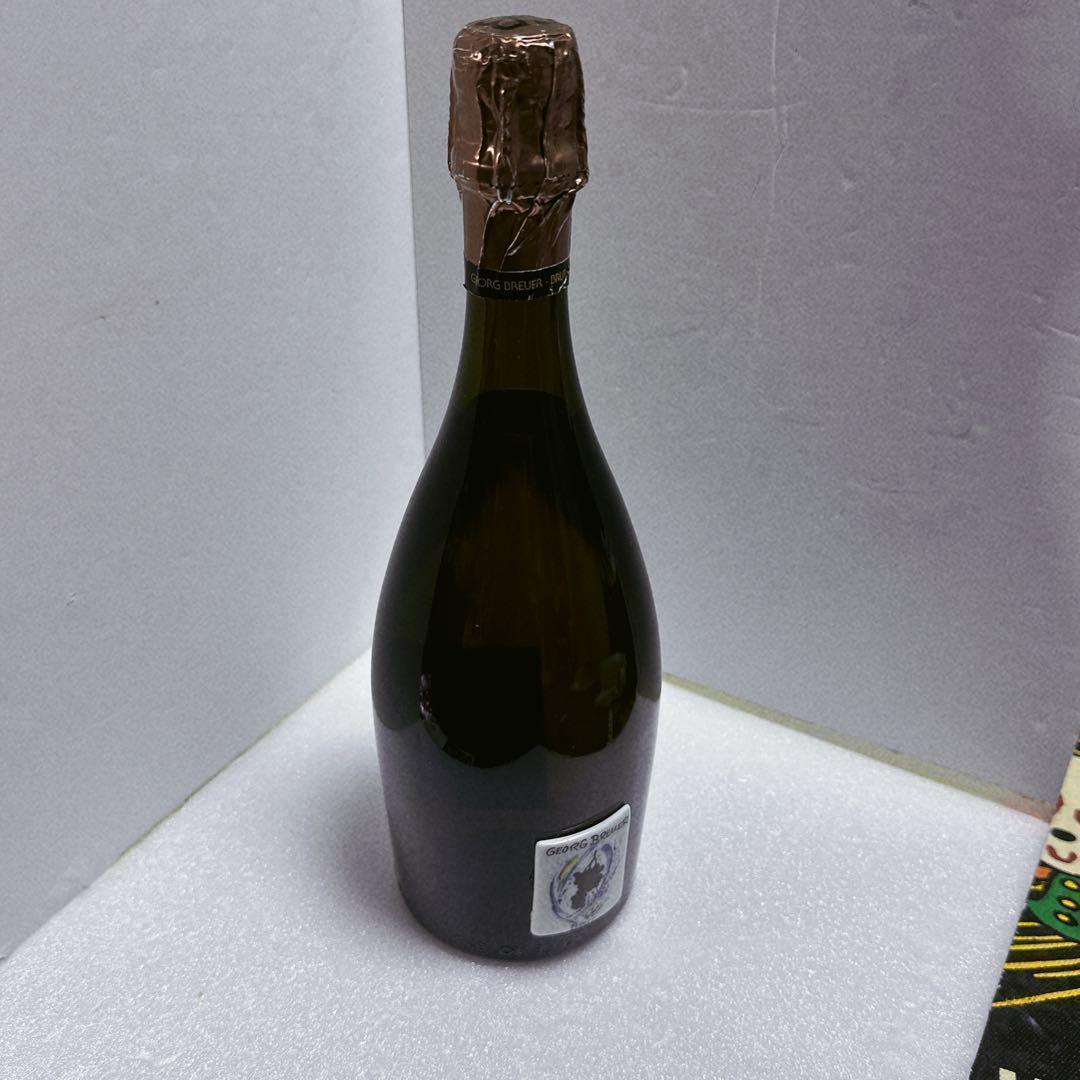 ゲオルグ・ブロイヤー陶器が張り付けてあり、高級感もあります。辛口ワイン