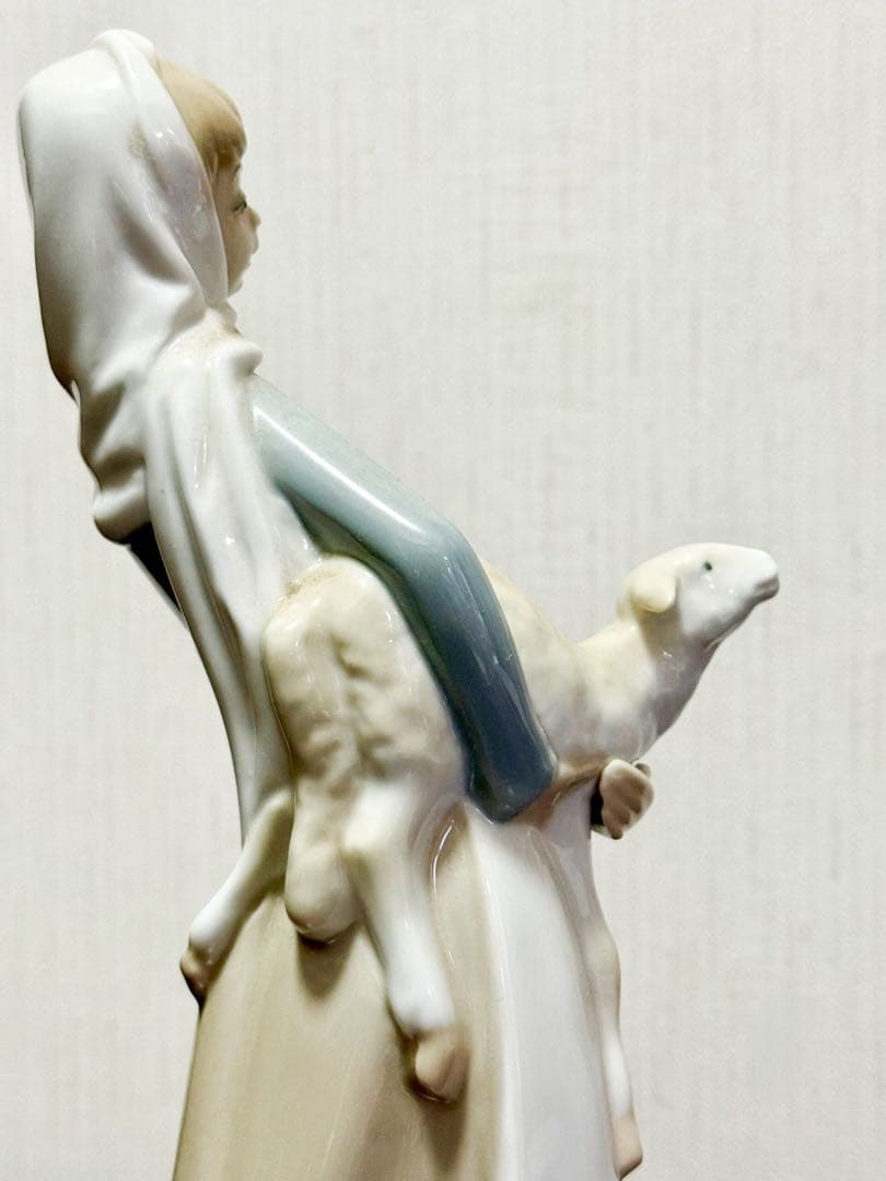 《Lladro》リヤドロ 陶器のフィギュリン ＊羊を抱いた少女　スペイン製