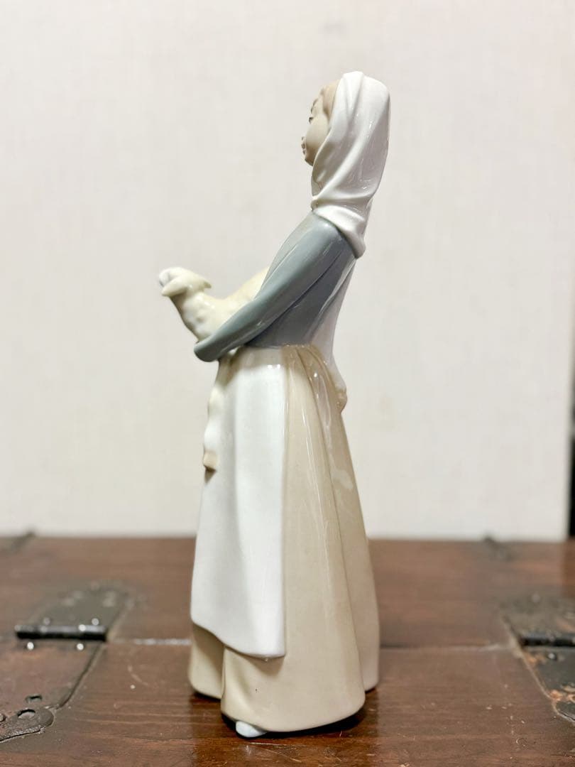 《Lladro》リヤドロ 陶器のフィギュリン ＊羊を抱いた少女　スペイン製