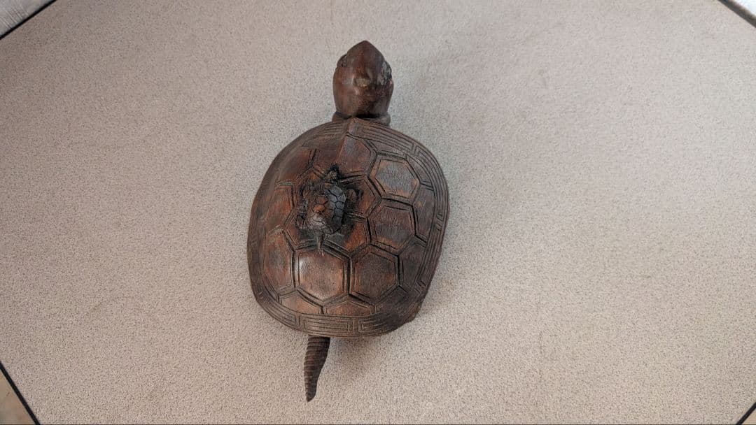 木製亀の彫刻
