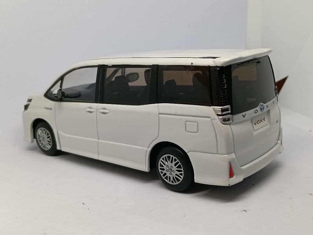 トヨタ　ヴォクシー　カラーサンプル　ミニカー　1/30　色見本　ホワイト　白