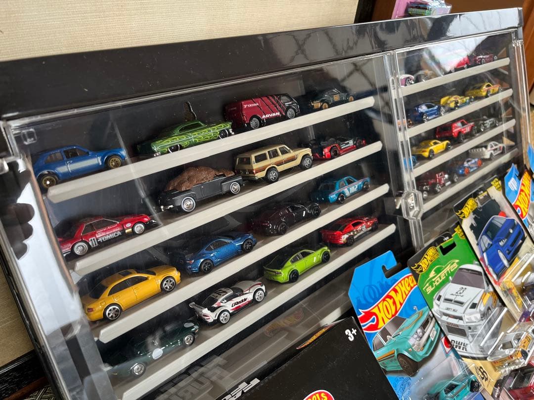 ホットウィール 48個とディスプレイ付き