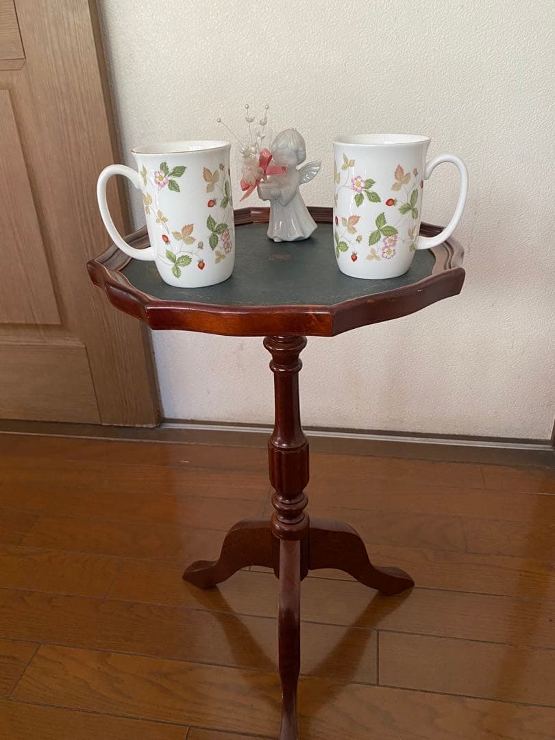 八角形の木製テーブル