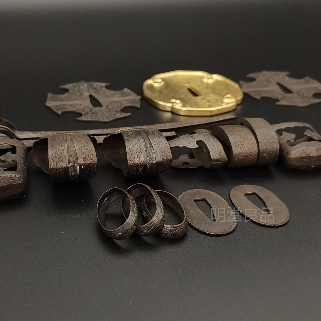 飾り太刀　太刀金具　煮黒　毛彫作　刀鍔　目貫　縁頭　切羽　鐺　柄鞘一式金具　銅製