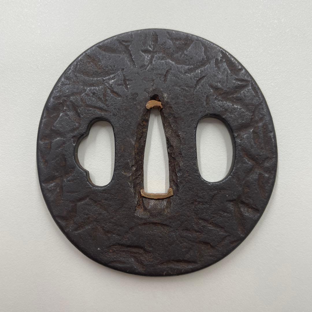 百鍛鐔　銘濱田住国吉作　槌目地鉄製 鍔(つば)