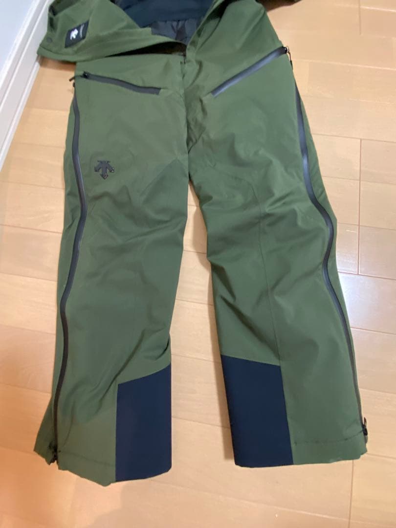 2024デサントスキーウェア　上下セット　アルペンスキー　基礎スキー