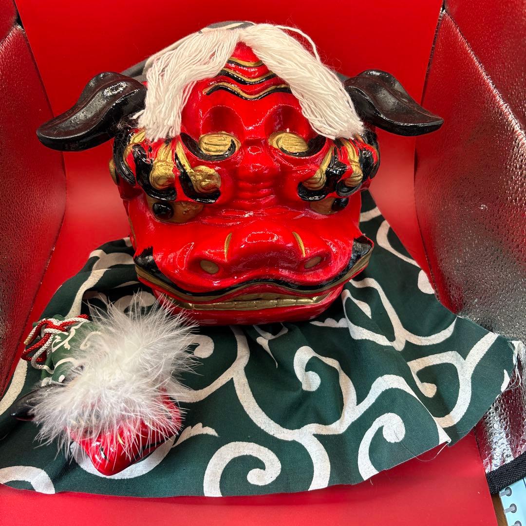 赤い獅子頭の飾り物