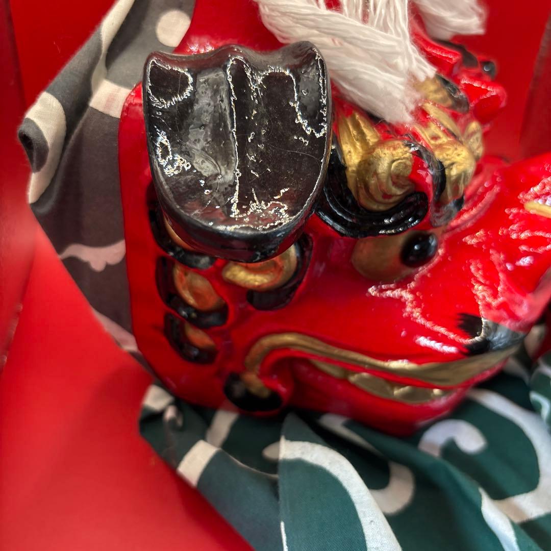 赤い獅子頭の飾り物