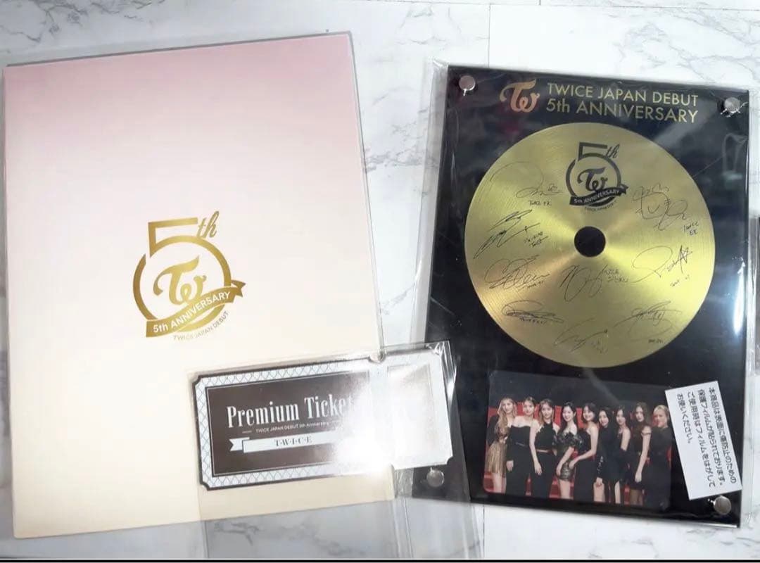 TWICE 5周年記念555名限定 ゴールドディスク風アクリルスタンド