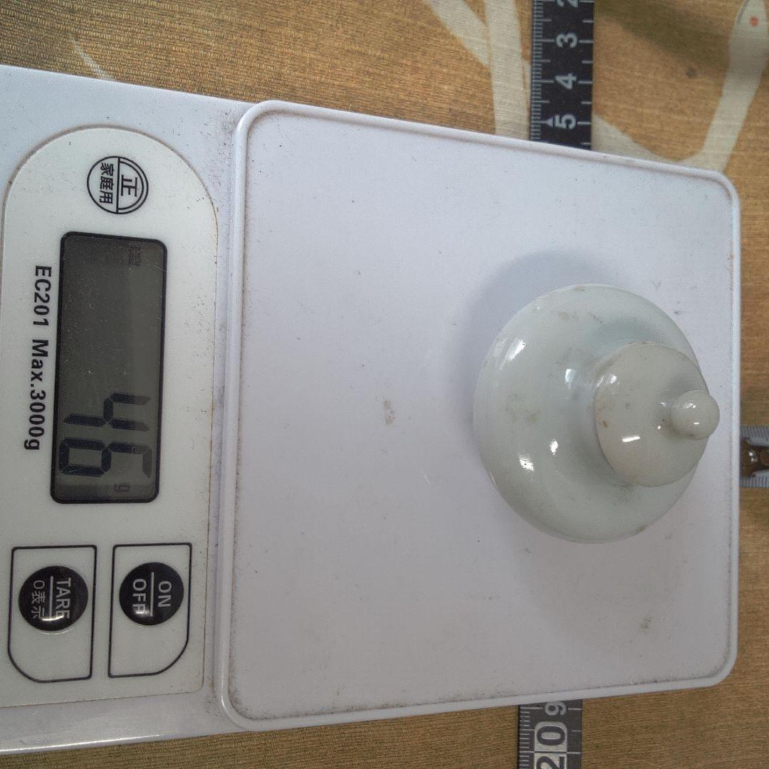 骨董 ？ 中国美術 ？ 白い陶器製の丸型空き瓶 小さい