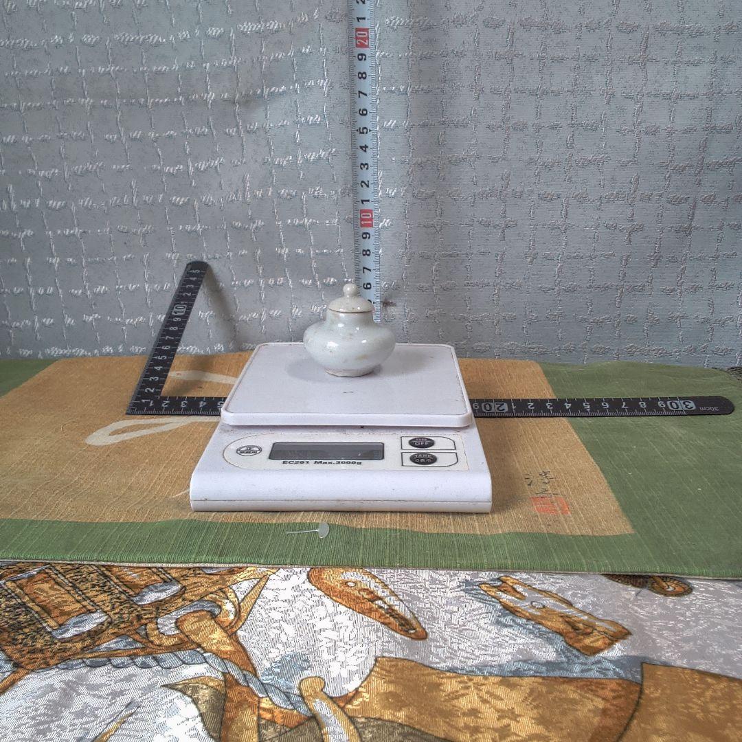 骨董 ？ 中国美術 ？ 白い陶器製の丸型空き瓶 小さい